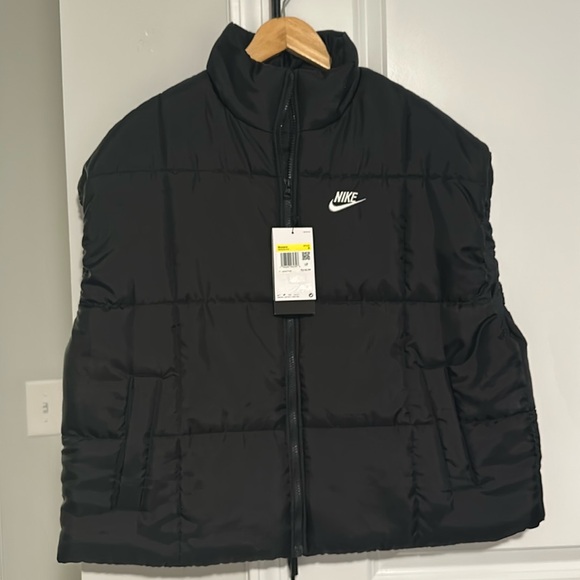 Nike Jackets & Blazers - NWT Nike Women’s Oversized Therma-Fit Puffer Vest Size Small